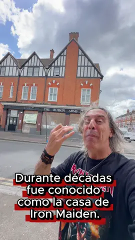 📍 Londres, East Ham El Ruskin Arms, el bar donde Iron Maiden dio sus primeros conciertos… ¡va a convertirse en una mezquita! 🕌😱 Sí, el templo del heavy metal que hizo vibrar la NWOBHM en los 80… donde tocaron Maiden, Desolation Angels, Apocalypse, EL-34… ahora anuncia otro tipo de culto. 🎸 Pasado y presente chocan en East Ham. El espíritu del metal sigue ahí… aunque el local cambie para siempre. ¿Tú qué opinas? ¿Debería haberse conservado como museo o lugar histórico del rock? 🤘 #RuskinArms #IronMaiden #HeavyMetalHistory #TemplosDelRock #ViajerosMetaleros     