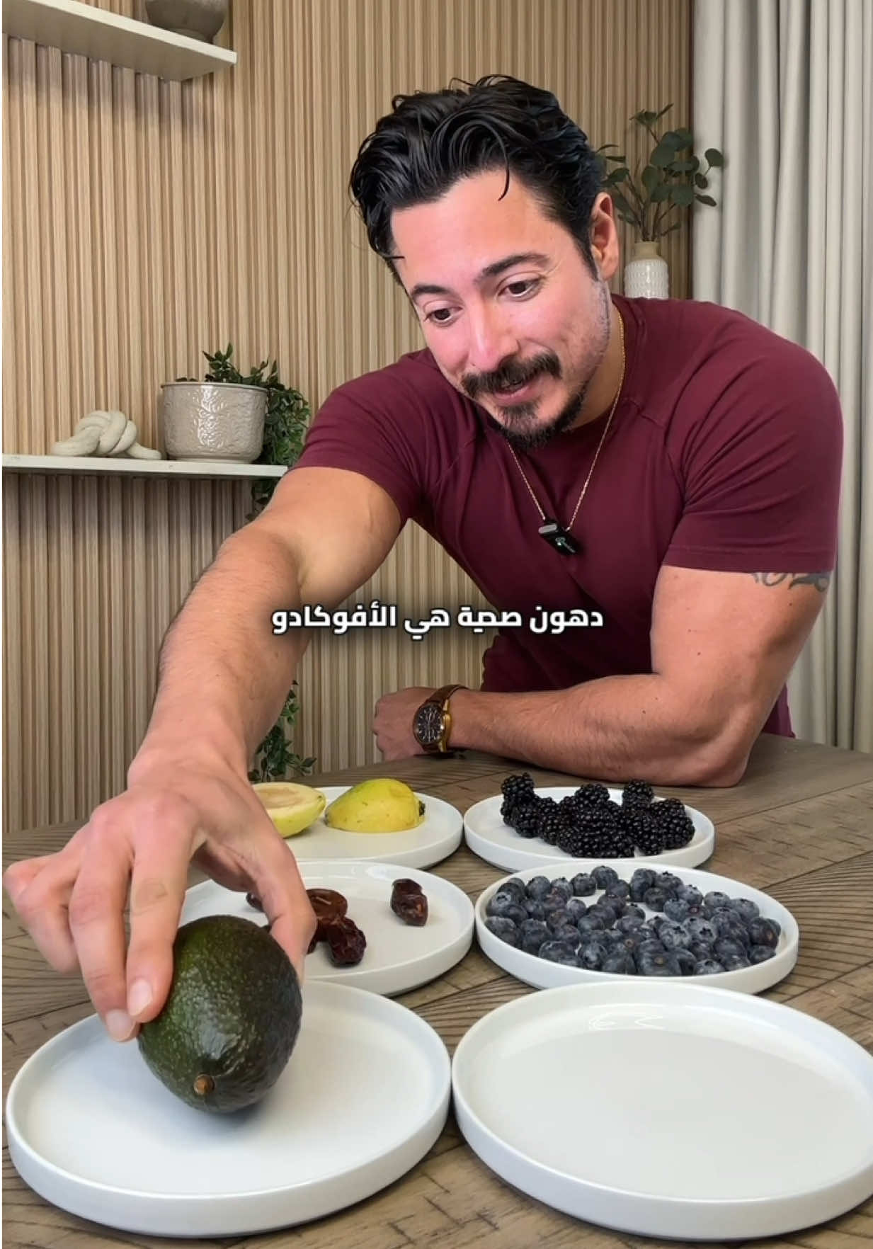 اكثر فاكهة فيها بروتين واكثر فاكهة فيها كاربز ودهون صحية !! كل وحدة من الفواكه المذكورة هي الاعلى بقيمة غذائية معينة فلا تنسوا اهمية الفواكه وتأثيرها الايجابي على جسمكم..