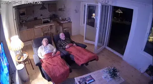 Svensk sommar när altandörren står öppen 🦌😂 “Vad gör du där inne?” – “Va? Jag sitter ju här…” #svenskhumor #rådjur #familjeliv #onlyinsweden #fyp 