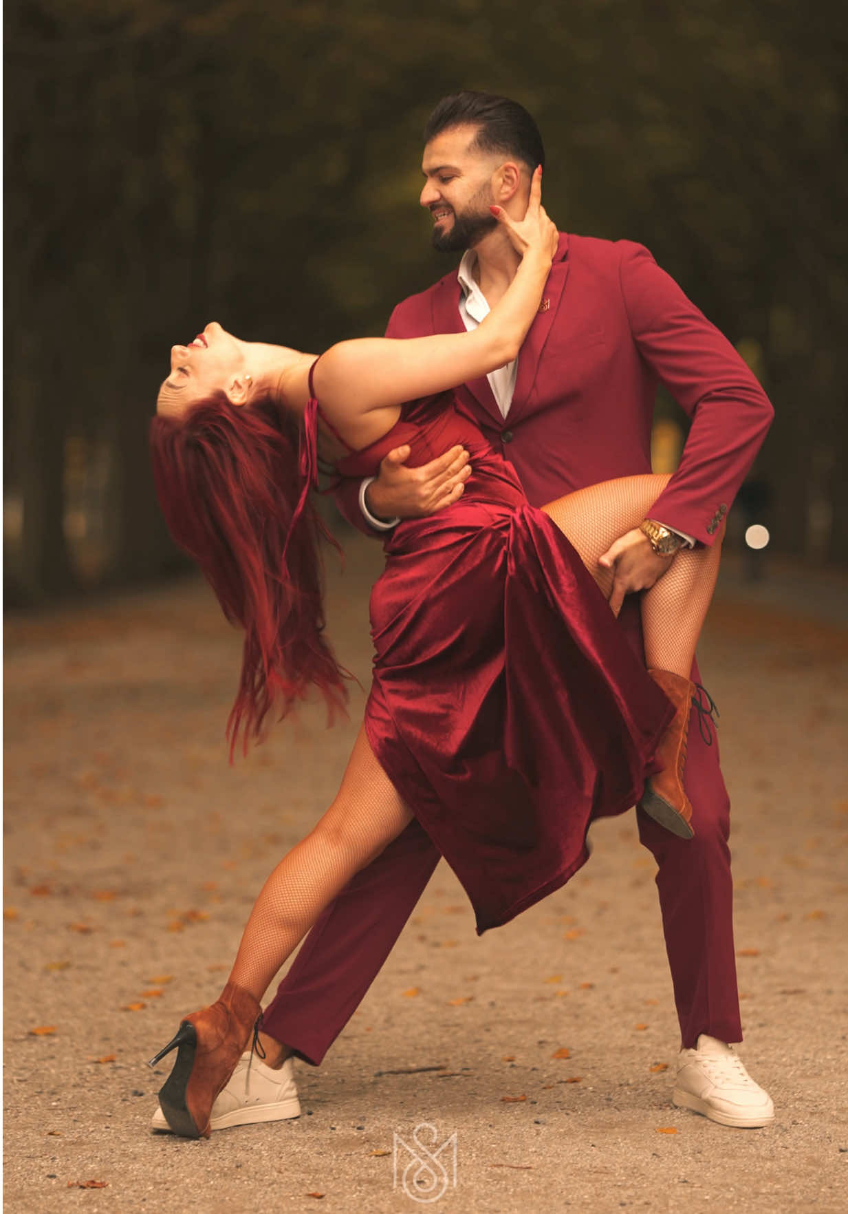 🍁 ASÍ ES LA VIDA 🍁 Autumn vibes are here — warm colors, soft light, and a bit of magic in every move 💃🕺🍂 Music: Enrique Iglesias, Maria Becerra - ASI ES LA VIDA #bachata #bachatadancing #autumn #sakisymia #creatorsearchingsights 