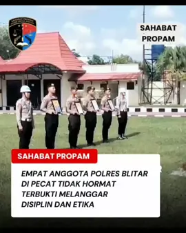 Empat anggota Polres Blitar resmi diberhentikan dengan tidak hormat (PTDH) oleh Kapolres Blitar AKBP Arif Fazlurrahman. Keputusan ini diambil setelah keempatnya terbukti melakukan pelanggaran berat, seperti disersi, penyalahgunaan narkoba, dan penyalahgunaan jabatan. Upacara pemecatan digelar secara simbolis di halaman Mapolres Blitar, ditandai dengan pencoretan wajah para mantan anggota sebagai bentuk ketegasan dan disiplin dalam institusi Polri. 🚨 #PolresBlitar #PTDH #PolriTegas #DisiplinPolri #SahabatPropam 