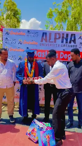 Hambalyo; MUDANE SALEEBAAN MAXAMED CILMI JIIDHE (Saleebaan Qorubaxay) maamule ku xigeenka DUGSIGA SARE EE MUUSE YUUSUF oo qaatay shahaadadii MAGISTER ka, hambalyo macalin sare 🫡🫡. 