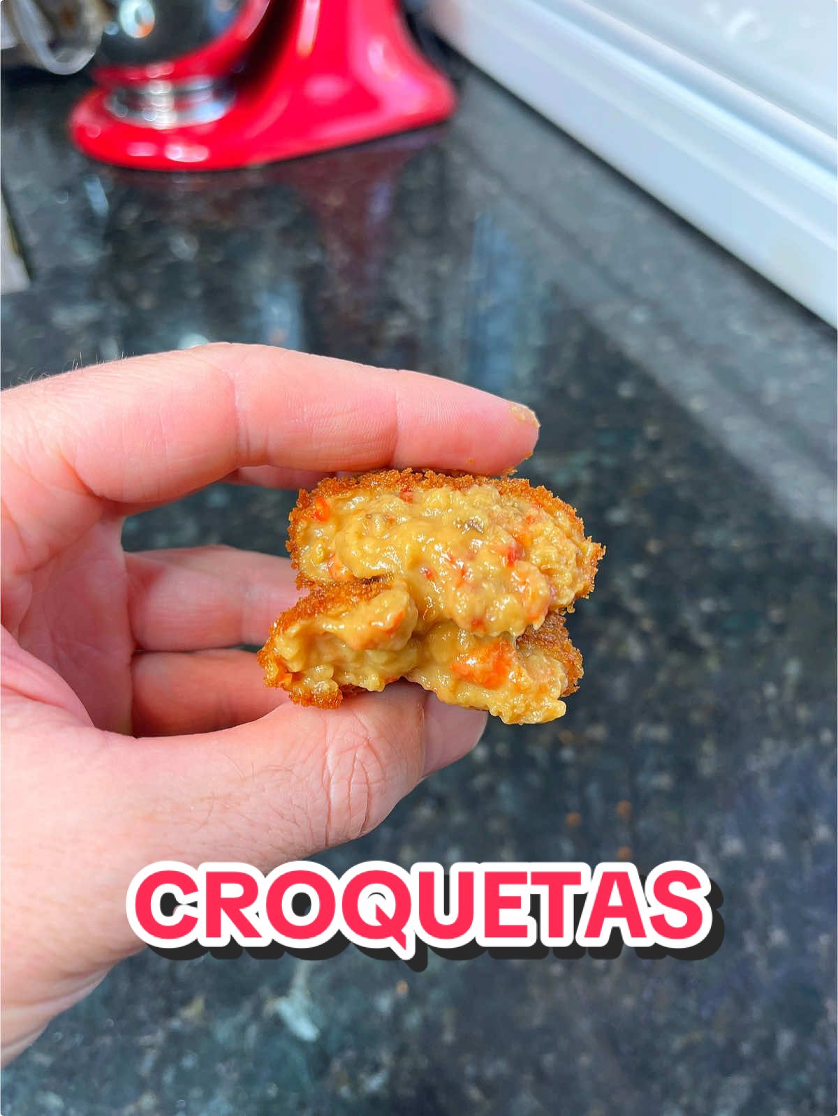 CROQUETAS DE ESCALIVADA🍆🔥🌶️ Sígueme para más RECETAS!  RECETA Ingredientes 🧈100gr mantequilla 🌾100gr harina 🥛1L leche 🌶2u pimientos rojos 🍆2u berenjenas 🧀100gr queso de cabra 🧂Sal y pimienta Para el rebozado: 🌾Harina 🥚Huevo 🍞Panko 🫒Aceite de oliva virgen extra ELABORACIÓN Para la escalivada: 1️⃣Pon los pimientos y las berenjenas al horno 30 minutos a 250 grados o también los puedes asar en la barbacoa, el sabor es mucho más bueno🤤 Para la masa de croqueta: 1️⃣En una olla pon el litro de leche a calentar 2️⃣En otra cazuela a parte, pon la mantequilla y cuando esté derretida añade la harina y deja tostar 5 minutos 3️⃣Cuando la harina esté cocinada, añade la leche caliente poco a poco y sin dejar de remover 4️⃣Añade la escalivada bien picada y mezcla 5️⃣ Dejar cocinar durante 30 minuto y añade el queso de cabra 6️⃣Mezcla para integrar bien todos los ingredientes y rectifica de sal y pimienta 7️⃣Pon la masa en una bandeja y deja reposar 1 día en nevera 8️⃣Bolea y reboza con harina, huevo y panko 9️⃣Por último, frie en aceite de oliva y disfruta de esta deliciosa croqueta🥰🤤 TE HA GUSTADO LA RECETA⁉️ Si tienes alguna duda puedes dejar un comentario aquí abajo🤗 #croquetas #croqueta ##recetasfaciles##recetas#cocinacasera 