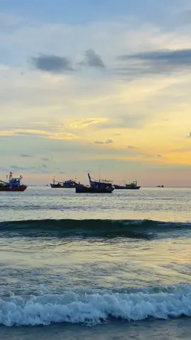 Khi còn trẻ, chúng ta có vô vàn tiêu chuẩn cho tình yêu.  Nhưng sau cùng thứ khiến ta yên lòng nhất đôi khi chỉ là: 