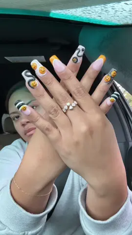 Wanted to show yall my cute arse nails on this rainy day🙂