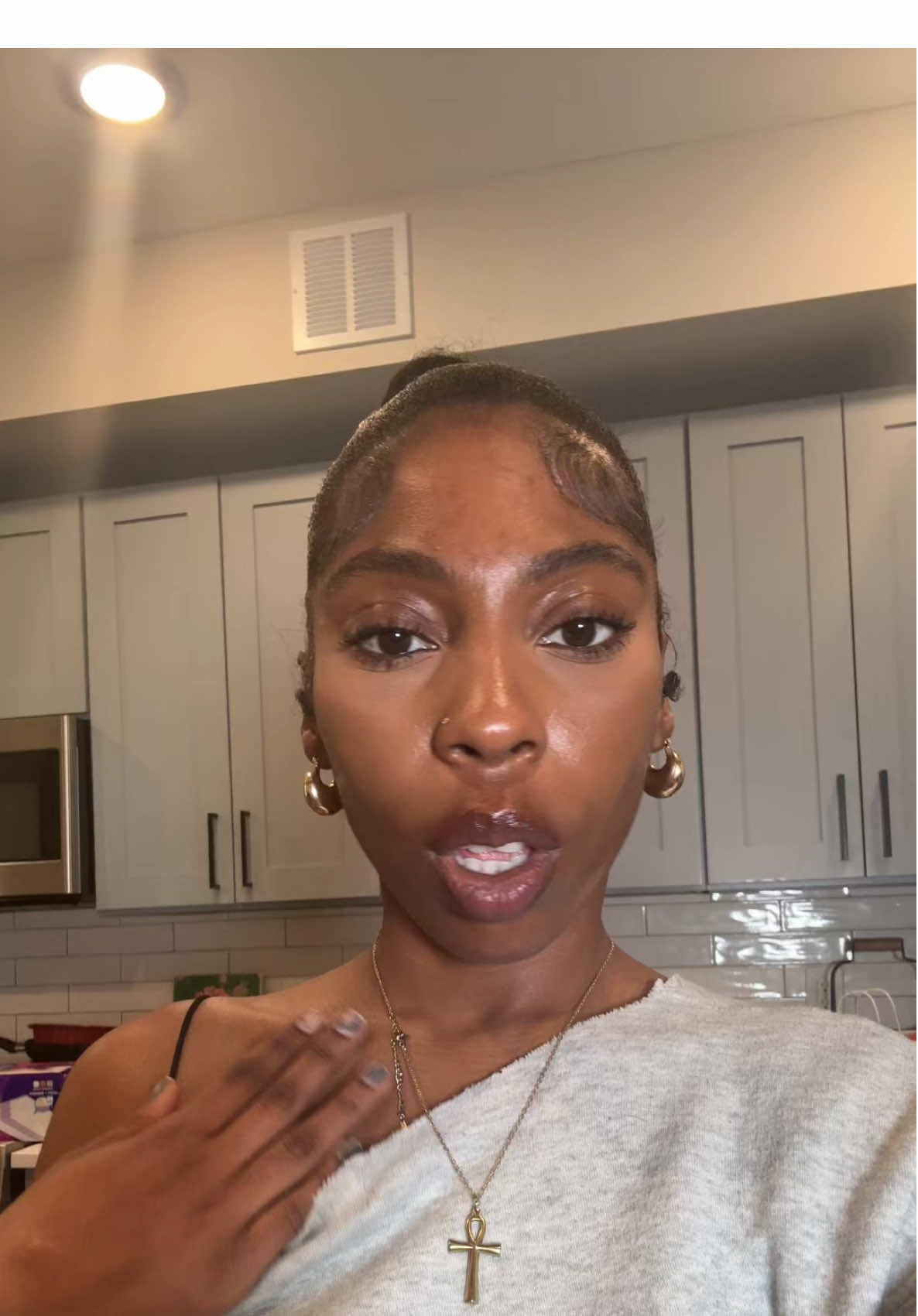 Makeup revolution sports fix setting spray 🤏🏾🤏🏾🤏🏾 super tea and definitely holds your makeup! 