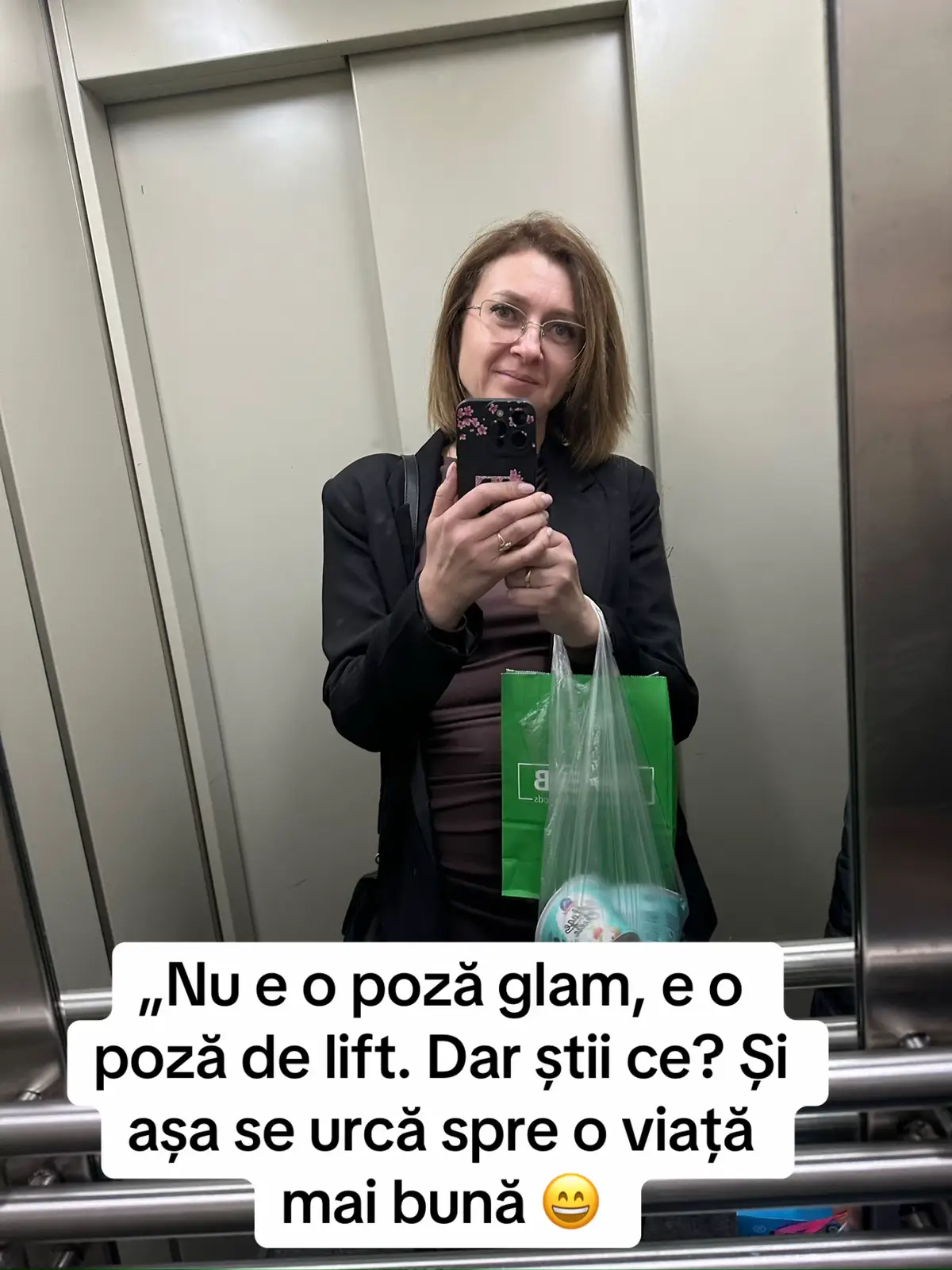 „Nu mai sunt femeia care eram în oglindă acum  patru ani…… dar sunt cea care a avut curajul să înceapă totul de la zero. 💕”
