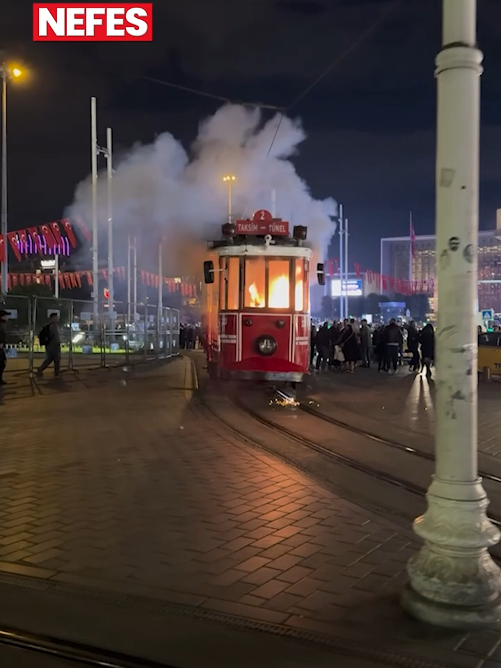 İstiklal Caddesi'nde nostaljik tramvayda yangın paniği Tramvayın makine kısmından çıkan dumanlar itfaiye ekipleri tarafından söndürüldü.