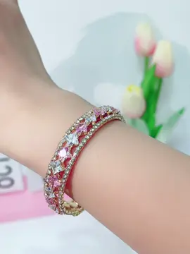 Trầm mặc là một cơn gió vô thanh phản kích lại sự vô sỉ, phẫn nộ là cách tự làm tổn thương bản thân khi phản kháng lại sự xúc phạm từ bên ngoài. #trangsuc #jewelry #lactayxinh #vongtay #phukienthoitrang 