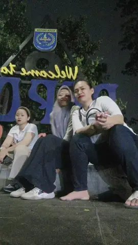 dari lampu merah Pancoran sampe kolong Depok dia ga sadar klo sendal nya lepas (jatoh di jln) 🤣🤣 @ᴄʜɪᴋᴀ23 ᴀsᴋᴀʀᴀ【 𝐸•𝓐 】 💫  @SeSyaEmoy  #jadianime  #gembel 