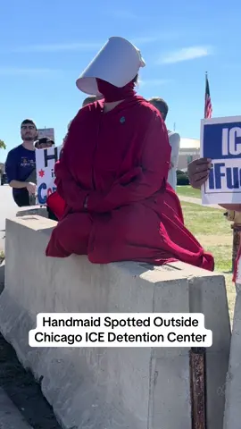Handmaid spotted outside federal detention center in Chicago. #donaldtrump #chicago #handmaidstale 