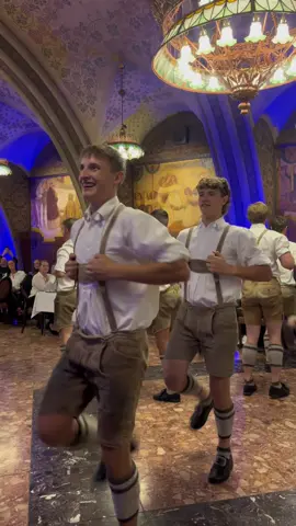 “Voigasplattler” – in English: Full Throttle Shoe Tappers. In French: Partie de Patère. 🤌 #schuhplattler #voigasplattler #lederhose #austria #tradition 