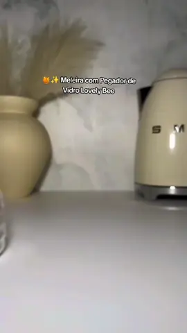 🍯✨ Meleira com Pegador de Vidro Lovely Bee 500ml – Lyor Deixe sua mesa mais charmosa e funcional com essa meleira em formato de colmeia, acompanhada de um pegador de vidro delicado. Ideal para servir mel, geleias ou até mesmo como item decorativo. 🐝💛 💰 Por apenas R$87,99 🛒 Compre agora na Shopee 👉 Link https://s.shopee.com.br/3fv0rrTN5n #Lyor #MeleiraLovelyBee #Decoração #MesaPosta #Shopee 