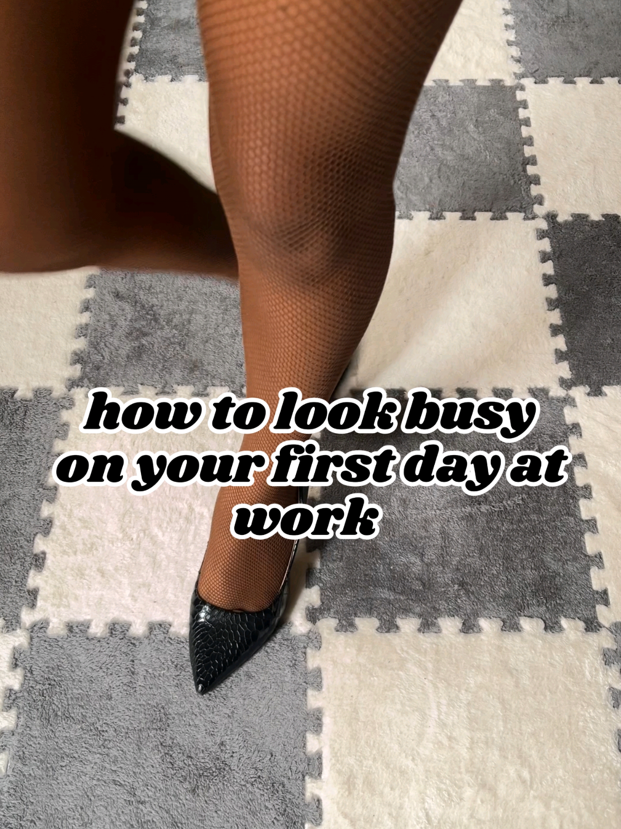 how to look busy on your first day at work 😂 #pantyhose #tights #tiktokshop #tiktokfinds #vhkyshop 