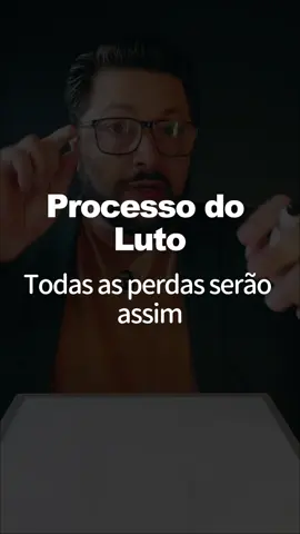 🖤 Tema: O Processo do Luto O luto não é só sobre a morte de alguém. É sobre tudo o que você perdeu e não quis aceitar que acabou. Pode ser um amor, um sonho, uma fase, ou até a imagem que você fazia de si mesmo. 👉 Na psicanálise, o luto é o tempo que o inconsciente precisa pra aceitar que algo não voltará. É a digestão emocional da perda. Mas quando o luto é interrompido, a pessoa fica presa entre o passado e o presente — nem vive, nem se despede. E na visão sistêmica, muitos ainda choram pelos lutos que não são seus: a dor da mãe, a perda do pai, o vazio de alguém do sistema. Então a vida fica pesada, porque você carrega mortos que nem te pertencem. 💬 O verdadeiro luto não é o fim. É o momento em que você devolve ao passado o que é do passado — e abre espaço pro novo nascer. 📲 No link da bio tem um aplicativo com uma IA configurada pra atuar como terapeuta. 🎥 Esse vídeo é um corte das minhas lives aqui no perfil. 🤝 No link da bio também tem um trabalho solidário pra quem precisa de ajuda terapêutica. #luto #psicanalise #constelacaofamiliar #sistemico #terapia #autoconhecimento #autocura #edumolina #curaemocional #despedida #aceitação #renascimento #ancestralidade #inconsciente