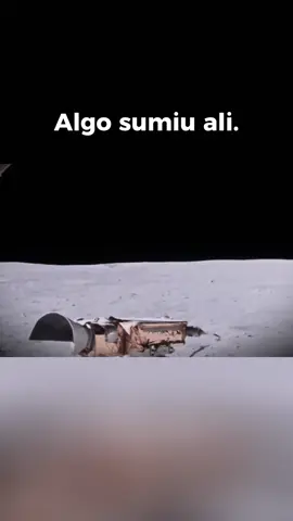 A rocha desapareceu. Ficou só o rastro. E ninguém soube explicar.   Confira o vídeo completo no canal — link na bio. Diz nos comentários o que você faria. ▶️   #Apollo #RastroLunar #MistérioLunar #HorrorCósmico #Lua