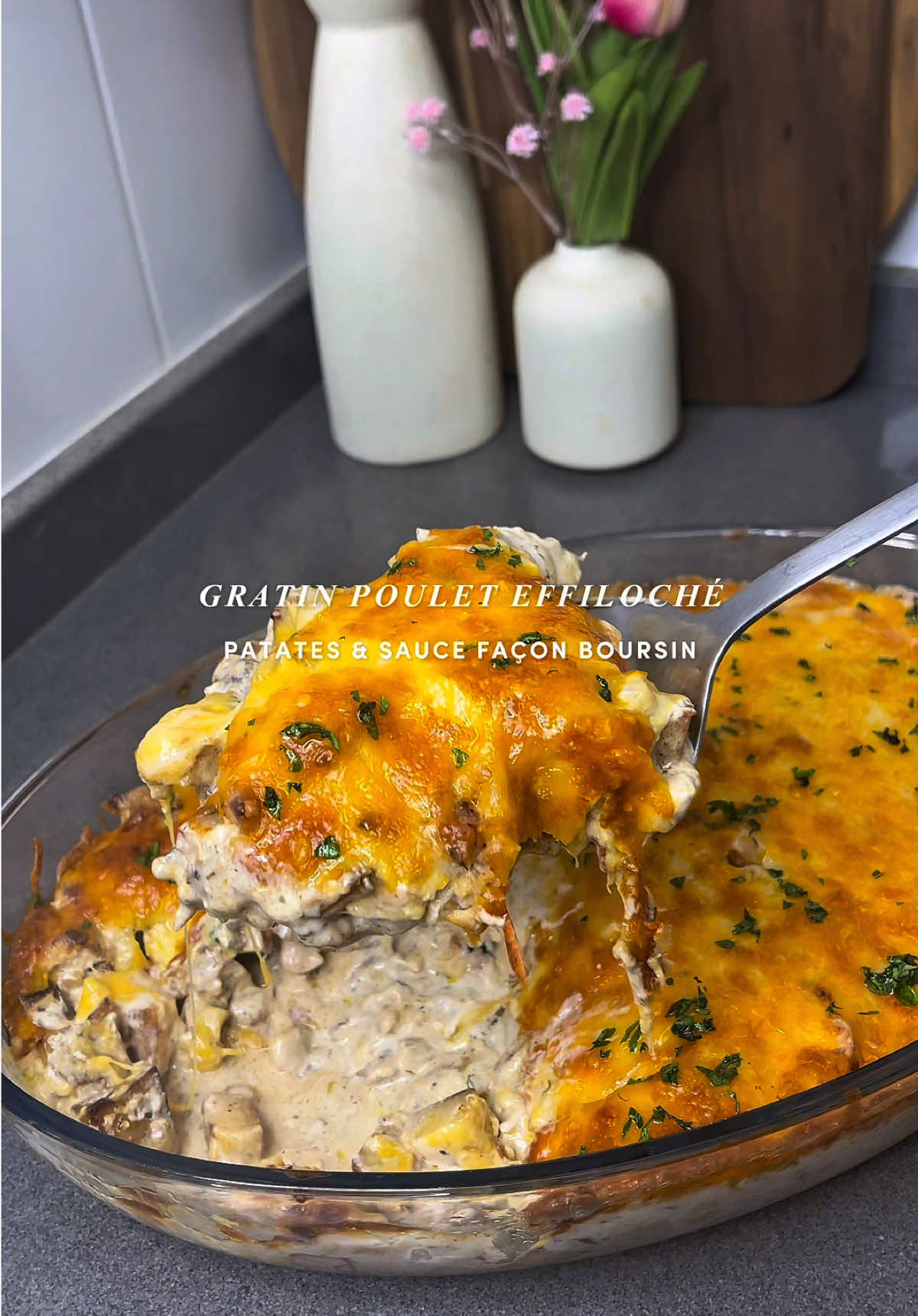 Ma meilleure recette de gratin de poulet effiloché, patates et sauce façon boursin 😋 Les petites patates coupées en petit cubes, le poulet effiloché, ces 2 détails font tellement la différence 😍 vous allez voir c’est facile à faire, comptez environ 1h pour couper les aliments, et tout cuire. INGRÉDIENTS :  - 3 blancs de poulet - 4 à 5 patates 🥔  - 1 oignon 🧅  - 2 gousses d’ail 🧄  - 200 g de fromage ail et fines herbes (type boursin par exemple ou tartare) - Crème semi liquide - Cheddar & mozza râpés 🧀 4 pommes de terre moyennes (ou 300 g de pâtes selon la version) - Beurre demi sel et huile 🧈  - Sel, poivre - un peu de persil pour la finition #gratin #recettefacile #pouleteffiloché #FoodLover 