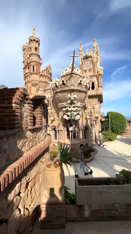 Amé este lugar El Castillo Monumento Colomares. Un sitio imperdible en Málaga Nos fuimos en un coche rentado por nuestra estadía de 7 días y fueron 30min desde el centro para llegar, la entrada tiene un valor de €3.00 euros por persona. El lugar tiene unas vistas impresionantes. #españa🇪🇸 #monumento #malaga #castillodecolomares #vacaciones 