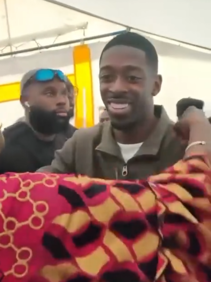 🥹🇫🇷 Moment fort d’émotion ! Ousmane Dembélé aux côtés d’Aïssata Sarr, Kaédienne 🇲🇷,installée à Évreux, celle qui a accueilli la famille Dembélé à son arrivée dans la ville. En larmes de joie, la meilleure amie de sa mère savoure la réussite de “son fils de cœur”. 💙🏡✨ #Dembélé #Évreux #Émotion@FFRIM 