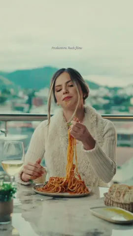 🎞️🎬En Rush no tenemos miedo a ensuciarnos las manos… literal y figurativamente. 😬🍝 😜🍝El talento dandolo todo para sacar un video espectacular 🤩  #rushfilms #productoraaudiovisual #ecuador #quito_ecuador🇪🇨 