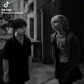 ​Narrador: En un rincón sombrío de la academia, la frialdad de Wednesday se encuentra con la pasión desbordada de Enid. El ambiente es tenso, cargado de emoción que finalmente rompe la superficie. ​(Enid se acerca a Wednesday, la mano de Enid se levanta. El texto comienza a aparecer:   - Yo mezclé algunas drogas.) ​Enid (Voz en off, siguiendo la letra): Yo... mezclé unas drogas. ​(Antes de que Wednesday pueda reaccionar, Enid la besa apasionadamente. El texto continúa: 