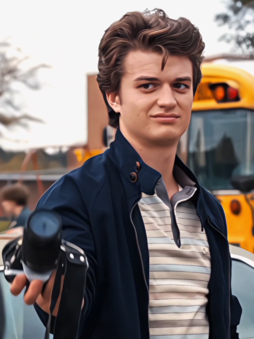 O Steve até foi bonzinho em só quebrar a câmera kkkkk #steveharrington #strangerthings #steveharringtonedit #strangerthingsedit #viral 