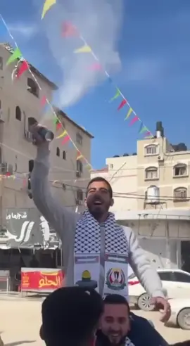 كان قبل أيام يبكي أمام الكاميرا فرحاً والآن العالم يبكي عليه حزناً، كان ينقل الخبر والآن هو الخبر 💔 ف جنة الخلد نلقاك بحول الله يا صالح.
