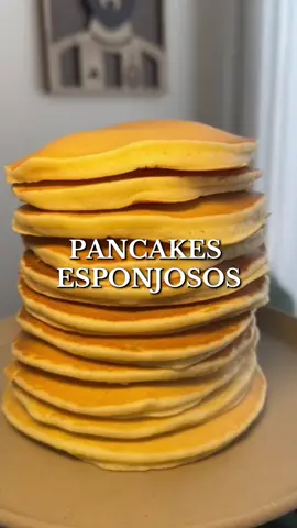 Pancakes esponjosos 🥞🫰🏻✨ Para 11 pancakes aprox:  2 huevos  3 cucharadas de azúcar  Un chorrito de vainilla  2 tazas de harina leudante  1 taza de leche  3 cucharadas de aceite  Cocinarlos a fuego medio/bajo✨ #pancakes #pancakesrecipe #viral #fyp #hotcakes 