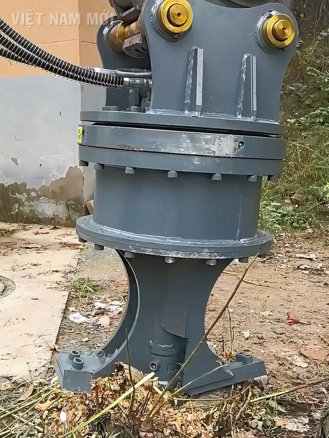 Cỗ máy với sức mạnh nghiền nát gốc cây trong chớp mắt