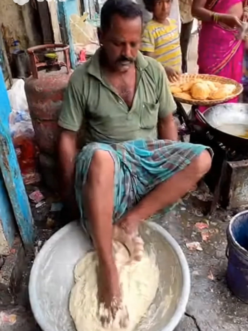 Making fresh dough in India #streetfood #indianstreetfood #foodstreetindia #fyp 