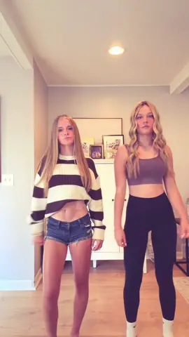 @veronica🥂 #fyp #viral #duodance #blondes #foryoupage 
