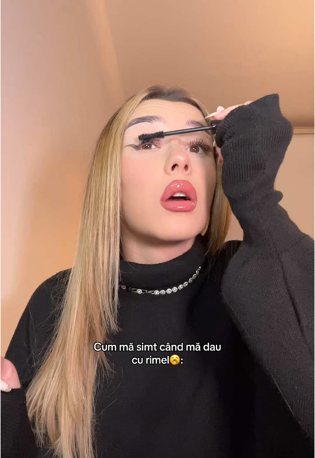 Nu pot să trăiesc fără rimel, dar obosesc rău când mă dau 🤣 #fyp #makeup #romania #girlythings #girlfacts 