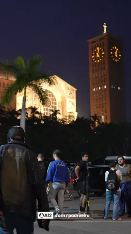 Histórias que emocionam, fé que transforma! 💛   Hoje, dia da Padroeira do Brasil, a Casa da Mãe Aparecida se encheu de testemunhos de amor, esperança e gratidão. Peregrinos de todo o país chegaram ao Santuário Nacional para agradecer as graças recebidas por intercessão de Nossa Senhora Aparecida. 🙏🏼   Você também tem uma história com a Mãe Aparecida? Compartilhe conosco nos comentários! ✨   #padroeira #santuárionacional #casadamãe #aparecida #festadapadroeira2025 