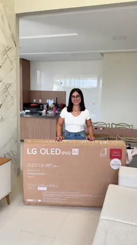 A @sabryna.bueno inaugurou sua nova LG OLED C5 4K de 55” e já se impressionou com tudo que esse modelo oferece. 💫 Com design ultrafino, pretos perfeitos e imagens 4K super realistas, a experiência é completa. O AI Magic Remote ainda traz sensor de movimento e comandos por voz para deixar tudo mais prático. 🖥️✨ Como a própria Sabryna disse: “Com a LG não tem erro. É muito mais que uma TV, é LG.” 💖 #LifesGood #LGOLED #TVLG #OLED #SmartTV #LGPartner