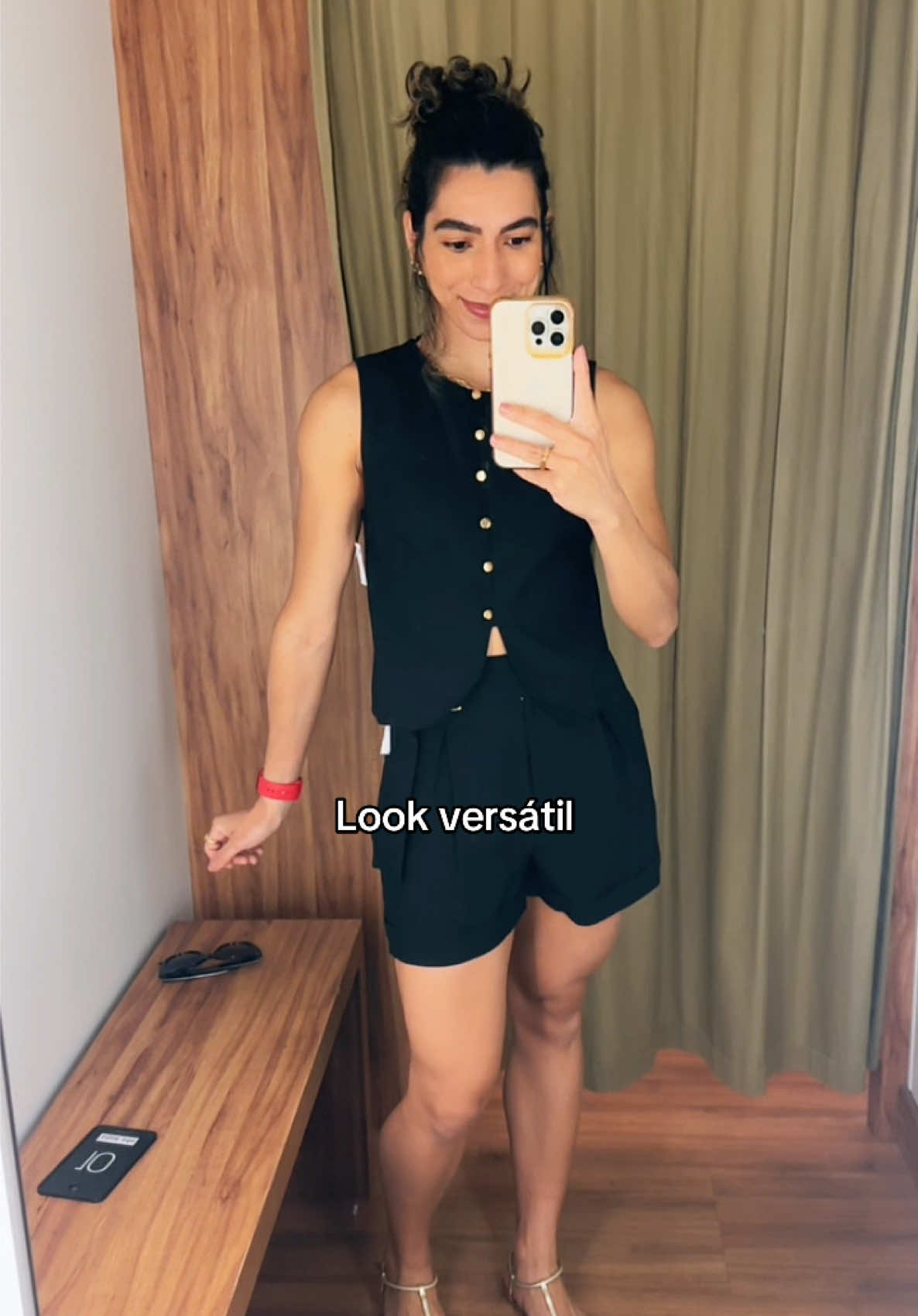 Provador Renner com um look preto super elegante, moderno e fresquinho… perfeito para o dia a dia, passeios ou até um evento mais arrumadinho ✨ Apostei no colete alfaiataria com shorts de cintura alta e sandália delicada, criando um visual sofisticado e leve 🖤 Quem mais ama achadinhos de moda feminina com estilo e praticidade?  Curte se ama look de provador Salva pra se inspirar depois Comenta se usaria esse outfit! #provadorrenner #achadinhos #lookdodia #modafeminina #foryou