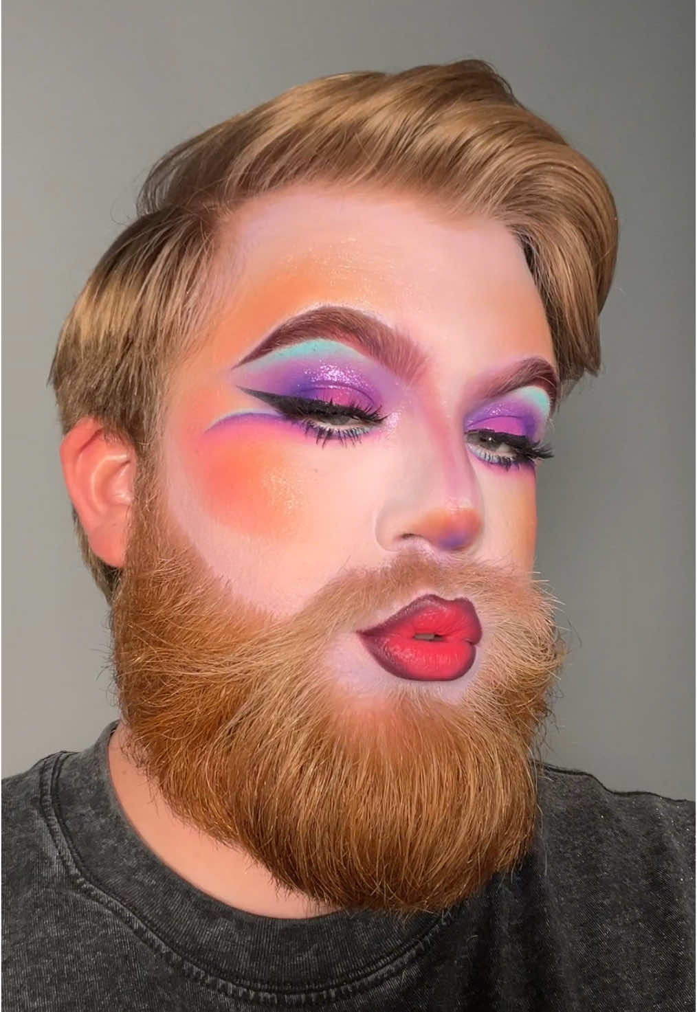 Sunset blush paired with a graphic eye is always gonna be a 10/10 🥰 Products⬇️ @Blend Bunny Cosmetics x Ellis vol 1 palette  @Mehron Makeup pastel purple cream stick + clown white lite  @maccosmetics cyber world lip liner + rosy glass pigment  @NYX Professional Makeup glitter primer + epic ink liner  #makeup #creativemakeup #malemua #indymua #zaktaylorartistry #indianamakeupartist #sunsetblush #colorfulmakeup #80sblush #blushtechniques #avantgardemakeup