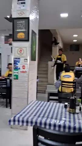 a menina é difamada por um restaurante sujo e podre #etrom #amenina #ministerioetrom 