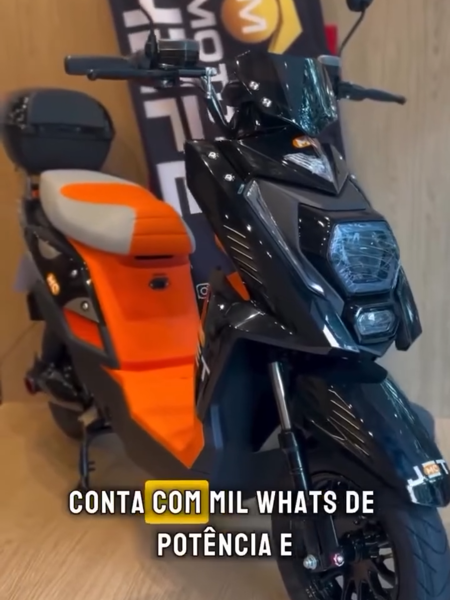 Moto Elétrica JET 1000w - SEM CNH MOTO CHEFE Se você precisa de um meio de transporte no seu dia a dia e não quer tirar carteira e nem ter gastos com emplacamento, a JET é o modelo perfeito para você! FICHA TÉCNICA: Não precisa de CNH Não precisa de emplacamento* Veículo Autopropelido Potência do Motor: 1.000Watts Tipo de Bateria: Lítio 20AH 60 Volts (Bateria Removível) Autonomia de até 45km ( Pode mudar devido ao peso, trajeto e velocidade ) Carregador Bivolt: 110/220V Buzina elétrica Farol FULL LED Amortecedor Duplo Dianteiro Suspensão Traseira Dupla Freio a Disco Hidráulico Marcha Ré Painel Digital Banco Duplo com encosto Alarme com Sistema antirroubo, com sirene e acionamento no controle Bateria Removível Carregador Turbo ( 5A ) Bi volt 110/220v Carrega em tomada comum 110/220 Pneu New City ( Sem câmara ) Rodas Aro 10'' Tempo de recarga Máxima: até 5 horas Seletor com 3 velocidades Setas Dianteira e Traseira Luz de Freio Baú Traseiro Capacidade de Peso 180kg Resistente a Chuva O que é um veículo autopropelido? O veículo autopropelido é aquele que tem as características e se enquadra na nova resolução do *CONTRAN No996* Características de um autopropelido: Potência MAX até 1.000W Largura MAX até 70cm Distancia MAX entre eixos 130cm (1.30) INFORMAÇÕES SOBRE VEÍCULO ELÉTRICO X EXPOSIÇÃO A ÁGUA: Produto resistente a água, CONTUDO não é a prova d ́água. Pode ser utilizado em pequenas chuvas (chuva fraca, garoa), NÃO RECOMENDAMOS uso em chuvas fortes ou longa exposição a água, sob pena de invalidade da garantia; Para lavagem: Prefira lavagem a seco; pano úmido; **ATENÇÃO: Jamais submerja o produto em profundidade superior as rodas e permita que o produto fique exposto em chuvas fortes. INFORMAÇÕES IMPORTANTES SOBRE A BATERIA: Para a Primeira Utilização, recomendamos que seja feita uma carga de 8h; As demais cargas não devem ser superiores a 06h (atente-se ao indicador do carregador); ATENÇÃO: Evite deixar o seu produto sem receber carga em período superior a 72h; LEGISLAÇÃO SOBRE O PRODUTO: Produto Autopropelido, sem necessidade de CNH; Produto sem necessidade de homologação ou emplacamento; Recomendação de Leitura: Resolução 996/23 do CONTRAN; Respeite as normas de trânsito (Use capacete, Respeite o Limite de Velocidade e Transite conforme legislação de trânsito vigente). INFORMAÇÕES IMPORTANTES SOBRE A BATERIA: Para a Primeira Utilização, recomendamos que seja feita uma carga de 8h; As demais cargas não devem ser superiores a 06h (atente-se ao indicador do carregador); ATENÇÃO: Evite deixar o seu produto sem receber carga em período superior a 72h; LEGISLAÇÃO SOBRE O PRODUTO: Produto Autopropelido, sem necessidade de CNH; Produto sem necessidade de homologação ou emplacamento; Recomendação de Leitura: Resolução 996/23 do CONTRAN; Respeite as normas de trânsito (Use capacete, Respeite o Limite de Velocidade e Transite conforme legislação de trânsito vigente). GARANTIA: Garantia Legal de 1 (ano) bloco elétrico ( bateria,controladora e motor ) restante 6 meses, conforme Artigo 26, inciso II do Código de Defesa do Consumidor; Garantia Acoberta exclusivamente defeitos de fabricação; MONTAGEM: Recomendamos que a montagem final do produto seja feita em uma bicicletaria ou oficina especializada para garantir a melhor experiência e segurança. Caso opte por realizar a montagem por conta própria, o produto é enviado parcialmente montado, e a finalização é simples e fácil de executar. Estamos à disposição para auxiliá-lo! Caso necessário, entre em contato para receber vídeos tutoriais que facilitarão a montagem. QUEM SOMOS: Somos a Moto Chefe Maringá uma loja física especializada em mobilidade elétrica, atendendo a mais de 5 anos entusiastas da mobilidade elétrica em todo o Brasil. Nossos produtos são desenvolvidos para trazer mobilidade, diversão, conforto, economia e agilidade. Ideal para o deslocamento do dia a dia, como se deslocar-se até o seu trabalho, academia, e demais demandas diárias, sem depender de combustível e contribuindo com o meio ambiente. #patineteelectrico #mobilidade #semcnh #scooter 