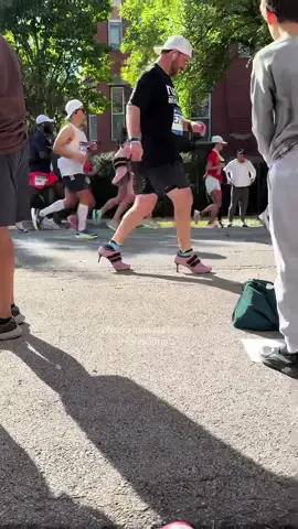 👠 love this for him  #chicagomarathon #chicagomarathon2025 #Running #heels 