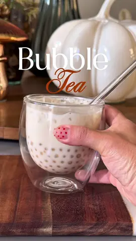 Bubble Tea Casero (versión saludable)❤️🙌🏼❤️🙌🏼🍂 Leche de almendra: 2 cdas mantequilla de almendra 2 dátiles sin hueso 1 raja canela + 1 vaina de vainilla 4 tazas agua Licúa todo 1-2 min a velocidad alta. Cuela con bolsa para leche vegetal. Agrega 2 cdas de té negro. Infusiona en frío 8–10 h. Cuela y refrigera. Perlas de tapioca: ½ taza perlas de tapioca Cocina 11–12 min en agua hirviendo. Enjuaga con agua fría. Guarda en jarabe de azúcar moreno Para servir: 🧊 Hielo + perlas al gusto 🥛 Leche de almendra con té negro ✨ Mezcla y disfruta con popote grueso #milk #tea #bubbletea #te 