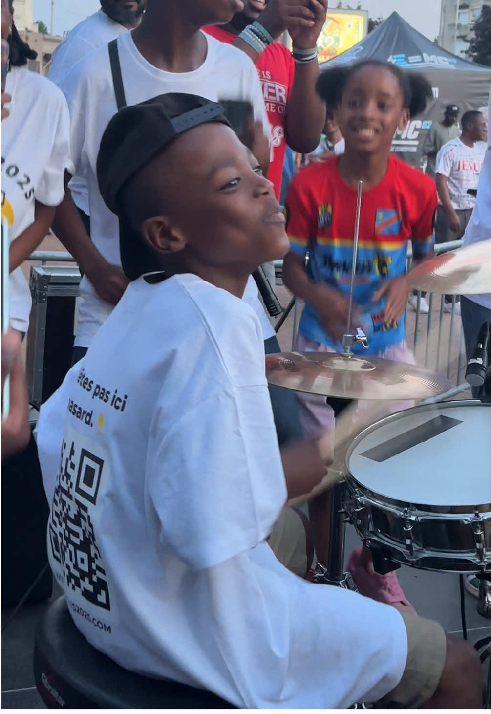 Matthieu 19:14 Jésus dit: «Laissez les petits enfants, ne les empêchez pas de venir à moi, car le royaume des cieux est pour ceux qui leur ressemblent.» 🥁🕺 #cmpetv #jeunesse #calais2025 #batterie 