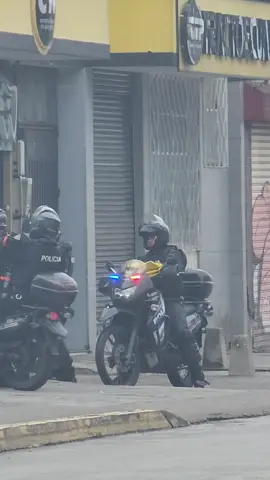 la policía nacional esta #robando a la ciudadanía a una persona de la sociedad civil un policía le quito su poncho de agua, su celular y el dinero y luego le bota gas en la cara. #paro #parona #paronacionalecuador🇪🇨 
