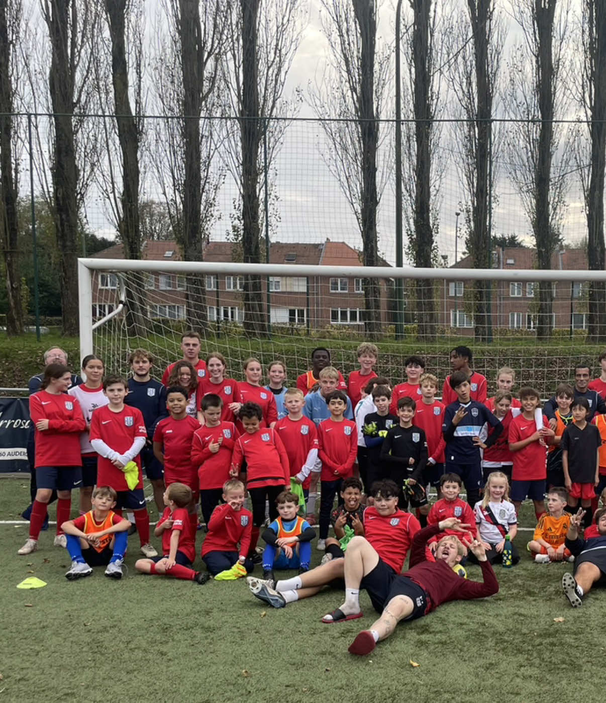 ⚽ Rejoins notre stage de football ! Un programme unique pour progresser, s’amuser et vivre une expérience inoubliable sur le terrain. 🔥 Au programme : 	•	Entraînements intenses et adaptés à tous les niveaux 	•	Matchs et challenges 	•	Esprit d’équipe, dépassement de soi et fun garanti 📅 Date : 20/10-24/10 et 27/10-31/10 📍 Lieu : Stade Communal Auderghem  🔗 Inscriptions : https://forms.gle/6b3LbYN9oK4o6sis9 👉 Les places sont limitées, ne tarde pas à réserver la tienne ! #foot #football #jeune #belgium #stage 