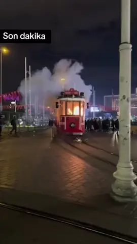 İstiklal Caddesi'nde nostaljik tramvayda yangın paniği Tramvayın makine kısmından çıkan dumanlar itfaiye ekipleri tarafından söndürüldü.