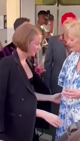 If you look really close, you’ll see me in the back sobbing and rocking back and forth out of pure jealousy and yearning 💔 #jeansmart #hannaheinbinder #hacks #avorah #fyp 