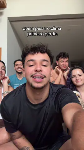 o vídeo sendo o próprio clima pesado 