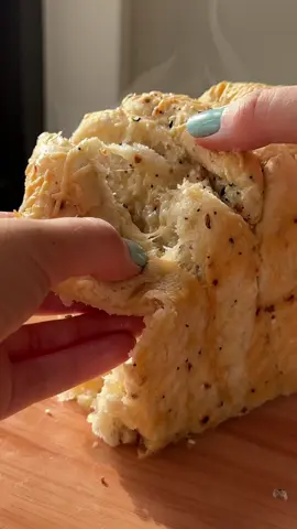Everything Parmesan Pull Apart Bread Soft, fluffy and so easy (even for beginners)😇  Ingredients -1.5 cups lukewarm water  -2 tsp dry, active yeast  -3 cups bread flour  -1 tsp salt  -2 or 3 tablespoons of “everything but the bagel” seasoning  -2 cups of Parmesan cheese -2 tbsp olive oil to top    Full recipe is on my story and in my bio! Or you can comment “recipe” and I’ll message you it🫶 #bread#breadmaking#baking #EasyRecipes#beginnerbaker 