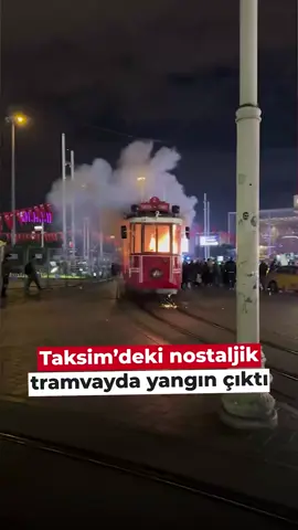 Taksim Meydanı ile Beyoğlu Tüneli arasında sefer yapan nostaljik tramvayda çıkan yangın paniğe neden oldu. Çıkan yangından korkan sürücü aracı terk ederken, çevredekilerin müdahalesi ile yangın kısa sürede söndürüldü. . . . #tramvay #yangın #sondakika #urfa #istanbultaksim 
