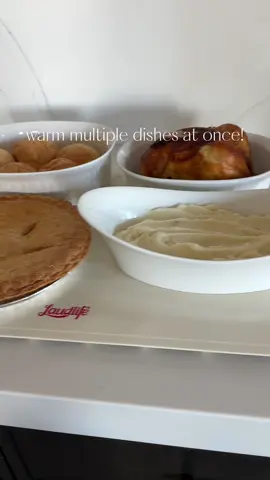 Holiday hosting just got an upgrade 🎄 Shop this food-warming mat at the link in bio #amazonfinds #amazonhome #KitchenHacks 🎥: @thesunkissedlife