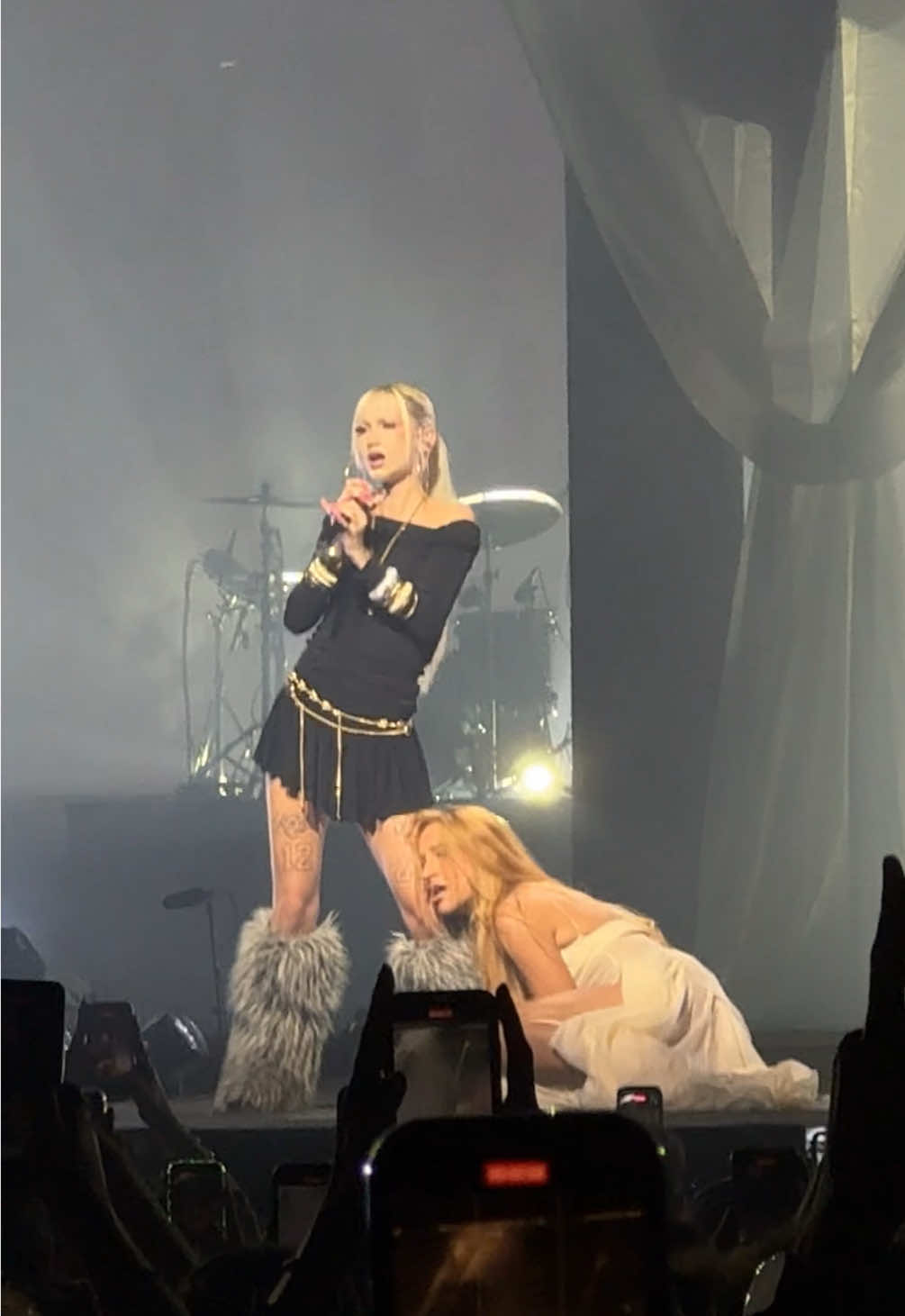 ¡WOW! @madre fundadora aparece en el concierto de @𝔅𝔢𝔩𝔢𝔫 𝔄𝔤𝔲𝔦𝔩𝔢𝔯𝔞  en el Movistar Arena 🪽 #belenaguilera #metrika #madrefundadora #fyp #viral 